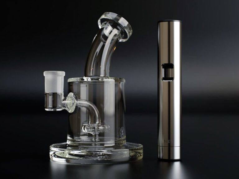 Comparison of a glass dab rig with quartz banger and a compact dab pen